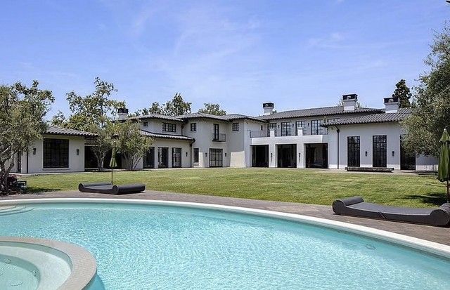 Jennifer Lopez e Ben Affleck cogitam comprar mansão de R$ 336 milhões