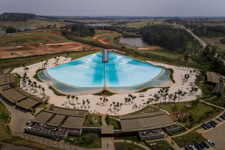 Conheça a “Disney do Surfe”, piscina de ondas que está dando o que falar em condomínio de SP