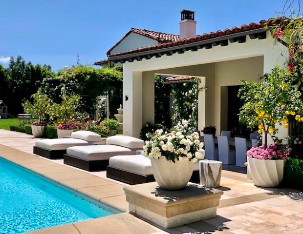 Khloé Kardashian vende mansão em Calabasas por R$ 83 milhões e bate recorde
