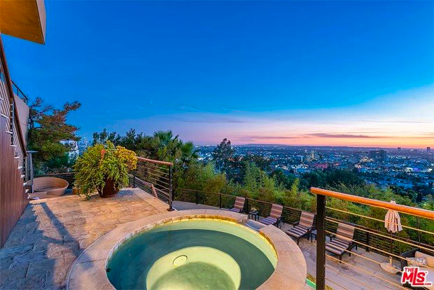 Zac Efron coloca mansão de R$ 30,2 milhões à venda em Los Angeles