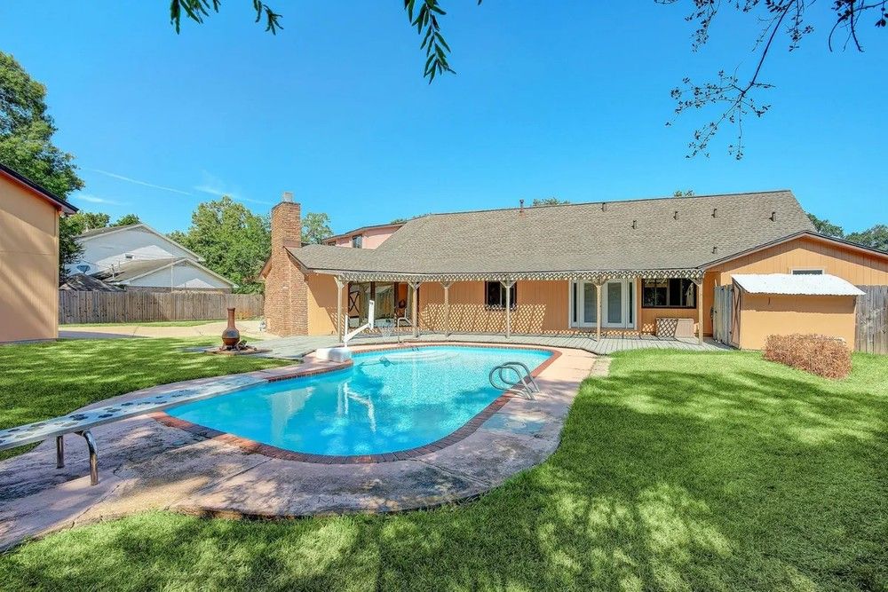 A casa ainda conta com área externa com piscina — Foto: Divulgação/Sotheby’s International Realty