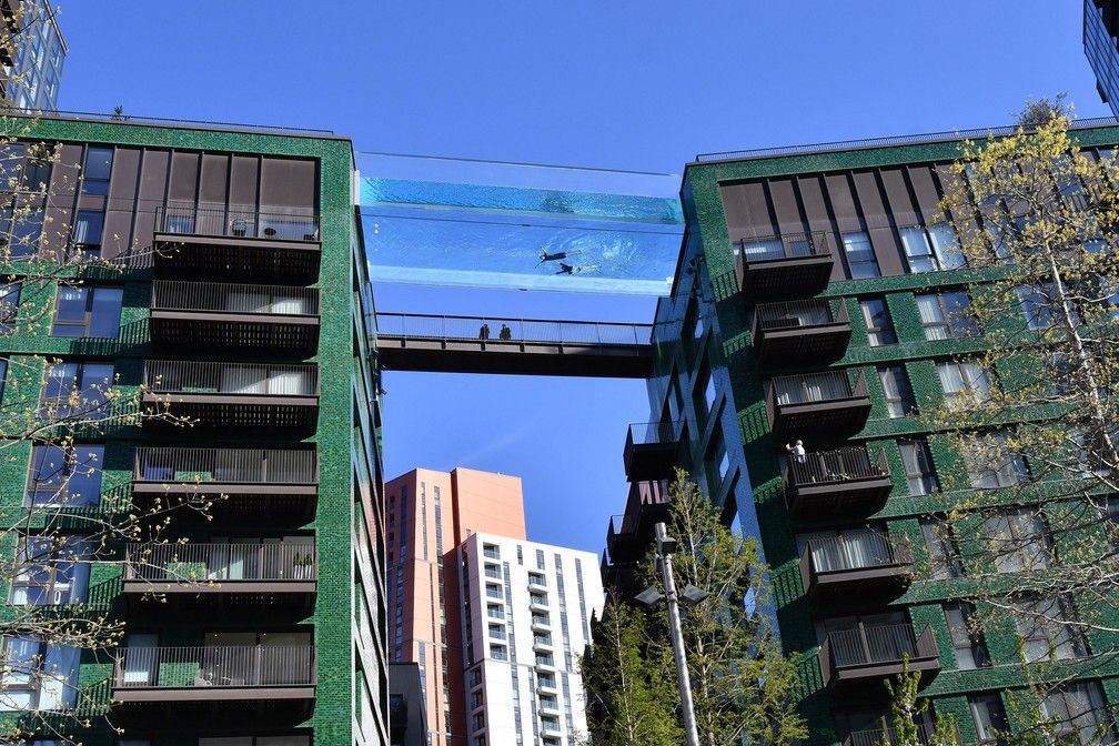 Piscina suspensa entre dois prédios de luxo está dando o que falar