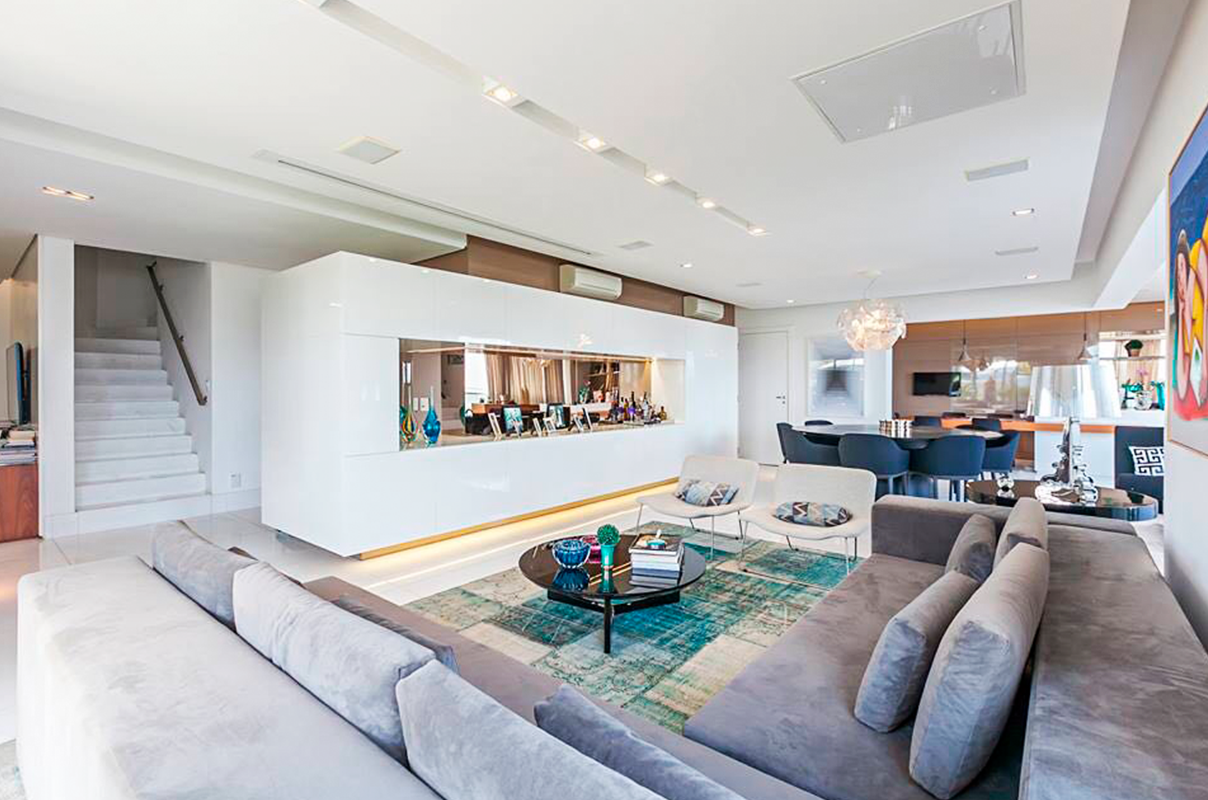 Com 411 m², essa convidativa cobertura duplex esbanja personalidade com seu mix de peças sofisticadas!