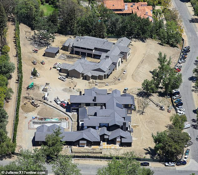 Khloé Kardashian e mãe gastam R$ 194 milhões na construção de mansões gêmeas