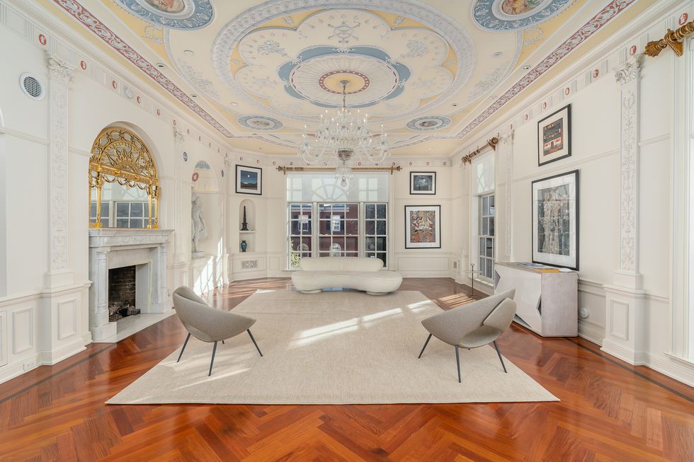 Sala de estar da residência, com detalhes originais da decoração de Kennedy.
