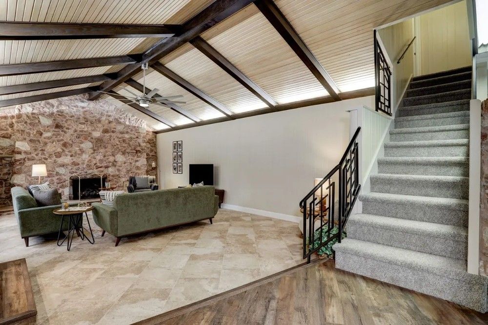 A escadaria com corrimão de ferro é um dos destaques da residência — Foto: Divulgação/Sotheby’s International Realty