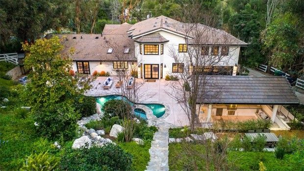 Miley Cyrus compra mansão milionária em Calabasas